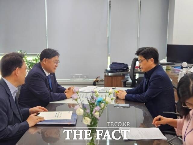 조상호 세종시장(왼쪽)이 27일 정부세종청사에서 남경철 복지예산심의관(예산담당관)을 면담하고 지역 핵심사업의 정부예산반영을 요청하고 있다. /세종시