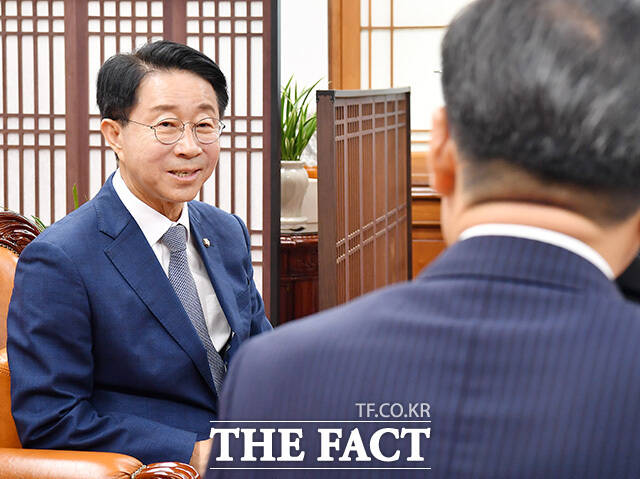조정식 국회의장(오른쪽)과 대화 나누는 신장식 조국혁신당 대표.