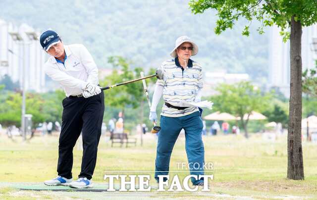 지난달 구미시 동락파크골프장에서 열린 제3회 대통령기 전국 파크골프대회에서 한 참가 선수가 힘찬 티샷을 하고 있다. 구미시는 전국 최대 규모인 288홀의 파크골프 인프라를 기반으로 전국대회를 잇달아 개최하며 파크골프 중심도시로 자리매김하고 있다. /구미시