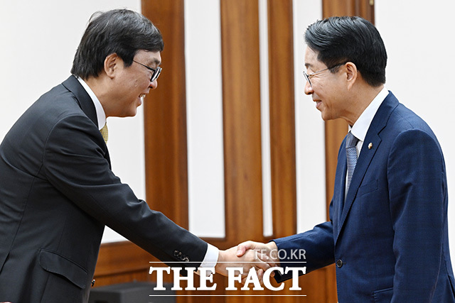 최휘영 문체부 장관 만나 대화 나누는 조정식 의장(오른쪽).