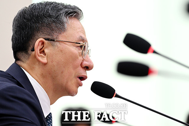 법사위 전체회의 참석해 의원 질의에 답하는 정 장관.