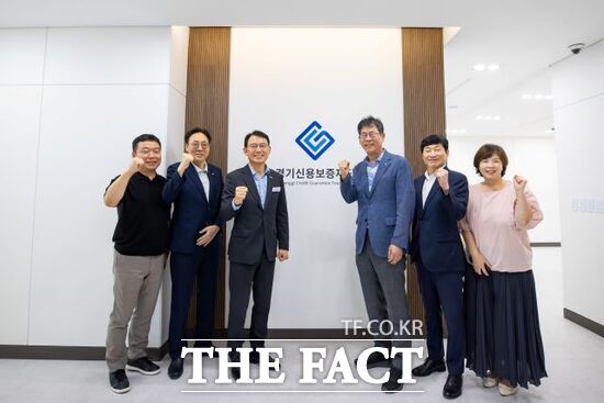 최현덕 경기 남양주시장(왼쪽 세 번째)이 27일 경기신용보증재단 관계자들과 함께 재단 이전 기념 촬영을 하고 있다. /남양주시