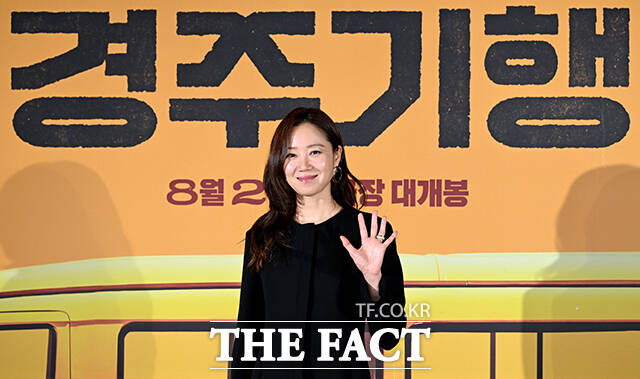 배우 공효진, 이정은, 박소담, 이연(왼쪽부터)이 27일 오전 서울 광진구 롯데시네마 건대입구점에서 열린 영화 '경주기행' 제작보고회에 참석해 포즈를 취하고 있다. /박상민 기자
