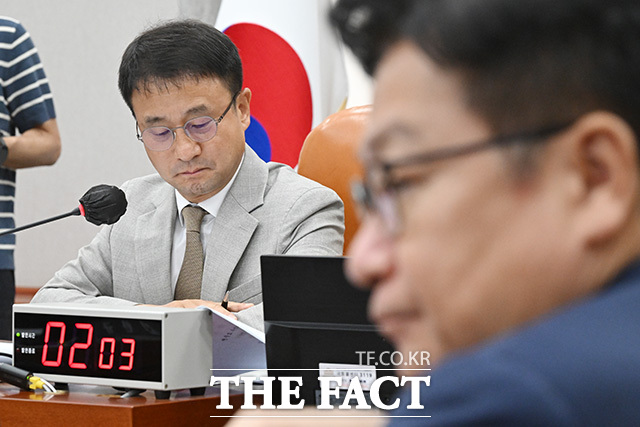 운영위원 인사말 듣는 한 위원장(왼쪽)과 정 원내대표.