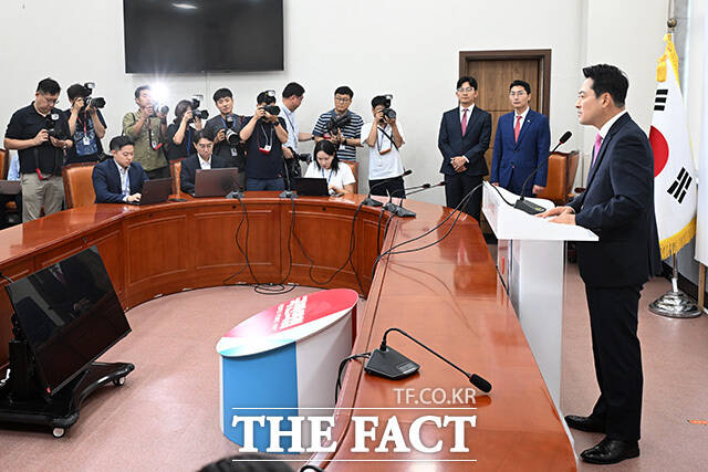 기자회견 열고 선관위 선거 소청 등 관련 발언하는 장 대표.