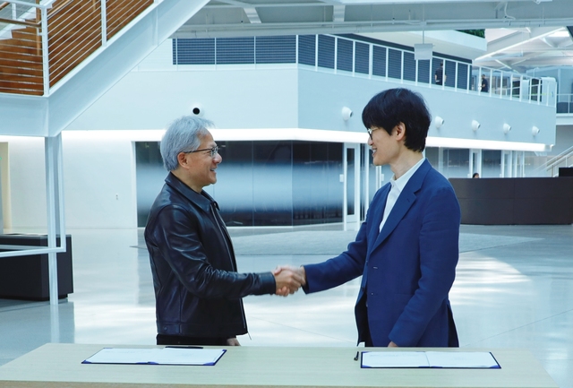 이해진 네이버 이사회 의장(오른쪽)과 젠슨 황 엔비디아 최고경영자(CEO)가 24일(현지 시간) 미국 캘리포니아주 엔비디아 사옥에서 10억 달러 규모의 전략적 투자 계약을 체결한 후 악수하고 있다. /네이버