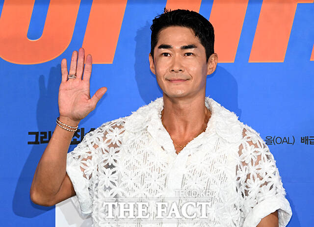 배우 이상윤, 려운, 엄정화, 박성웅, 박진주, 최수영, 배정남(왼쪽부터)가 27일 오후 서울 용산구 아이파크몰 CGV에서 열린 영화 '오케이 마담2' 언론시사회 및 기자간담회에 참석해 포즈를 취하고 있다. /박상민 기자