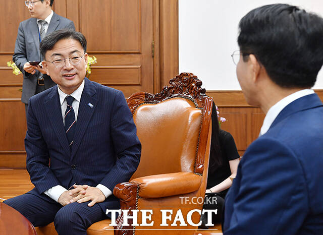 조정식 국회의장(오른쪽)과 대화 나누는 신장식 조국혁신당 대표.
