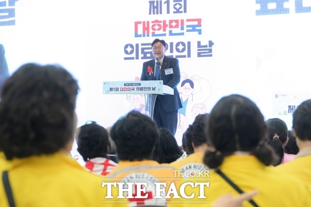 조상호 세종시장이 지난 24일 세종시농어민문화체육센터에서 열린 '제1회 대한민국 의료인의 날 기념식 및 찾아가는 이동진료소' 행사에서 축사를 하고 있다. /세종시