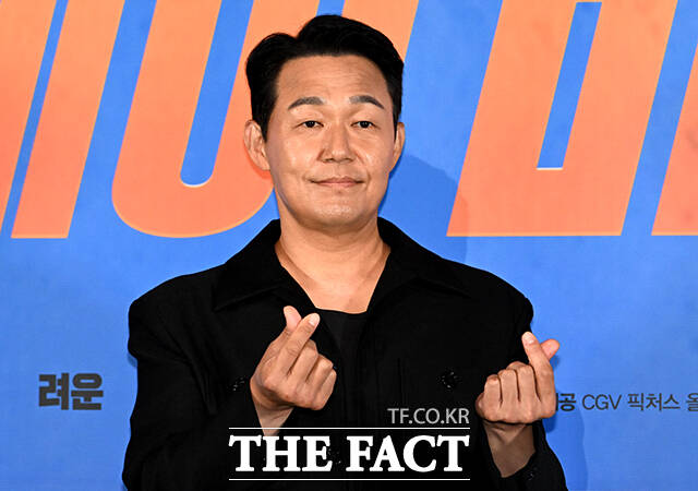 배우 이상윤, 려운, 엄정화, 박성웅, 박진주, 최수영, 배정남(왼쪽부터)가 27일 오후 서울 용산구 아이파크몰 CGV에서 열린 영화 '오케이 마담2' 언론시사회 및 기자간담회에 참석해 포즈를 취하고 있다. /박상민 기자
