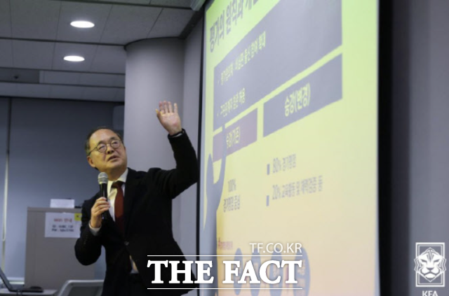 지난 2월 ‘KFA 오픈 그라운드: 심판 정책 발표’행사에서 대한축구협회 이용수 부회장이 심판 운영 투명성 제고 및 주요 이슈에 대한 먼데이 브리핑을 런칭하겠다는 청사진을 발표하고 있다./KFA