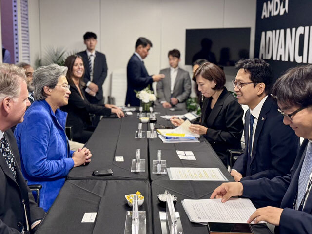 배경훈 부총리 겸 과학기술정보통신부 장관이 AMD Advancing AI 2026 행사에 참석해 리사 수 AMD 회장과 대화 하고 있다. /과학기술정보통신부
