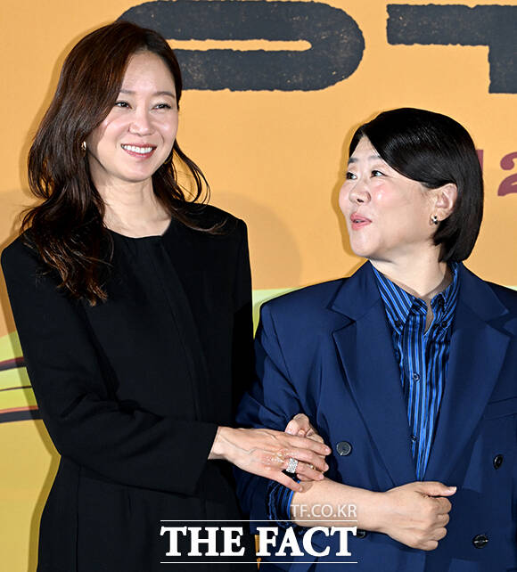 배우 공효진(왼쪽)과 이정은이 27일 오전 서울 광진구 롯데시네마 건대입구점에서 열린 영화 '경주기행' 제작보고회에 참석해 포즈를 취하고 있다. /박상민 기자
