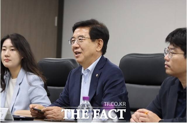 정일영 더불어민주당 국회의원이 27일 인천항만공사(IPA)에서 공사 관계자들과 간담회를 갖고 항만공사 통합 반대 입장을 밝히고 있다. /정일영 의원실
