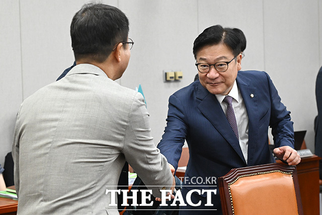 원구성 후 첫 운영위 전체회의, 인사 나누는 여야 원내대표.