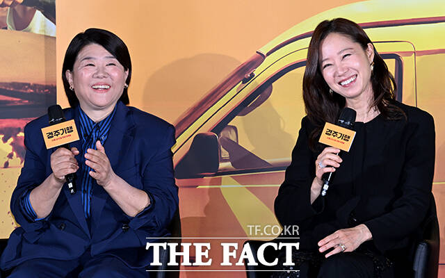 배우 공효진(왼쪽)과 이정은이 27일 오전 서울 광진구 롯데시네마 건대입구점에서 열린 영화 '경주기행' 제작보고회에 참석해 포즈를 취하고 있다. /박상민 기자