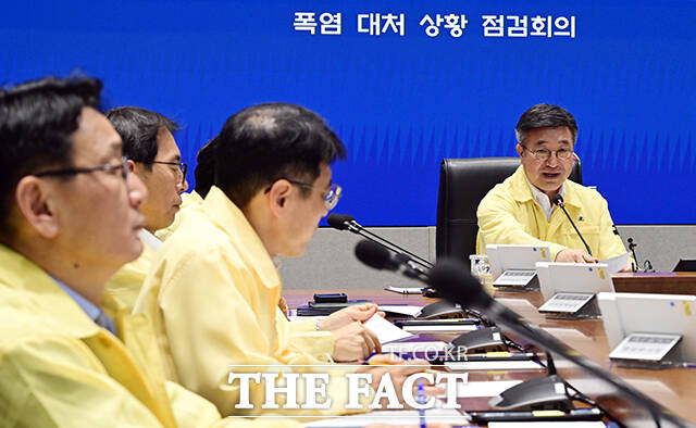 윤호중 행정안전부 장관이 27일 오후 서울 종로구 정부서울청사 서울상황실에서 열린 폭염 대처 상황 점검회의에 참석해 모두발언을 하고 있다. /임영무 기자