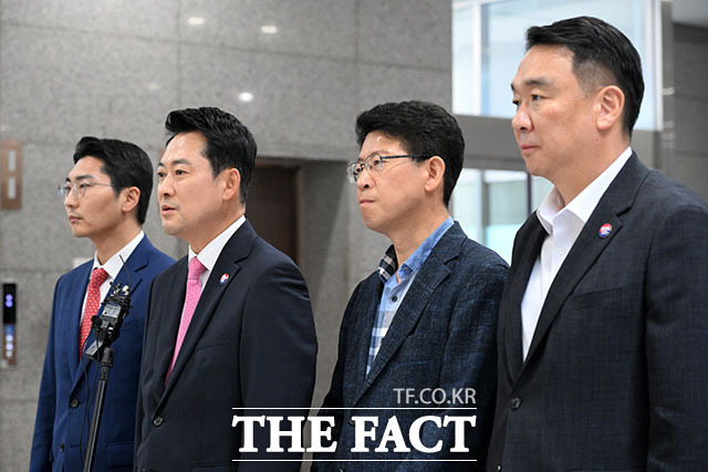 장동혁 국민의힘 대표가 27일 오후 경기 과천시 중앙선거관리위원회에 선거소청 심리 구두변론을 마친 뒤 브리핑을 하고 있다. /과천=서예원 기자