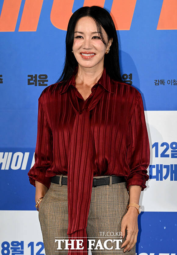 배우 이상윤, 려운, 엄정화, 박성웅, 박진주, 최수영, 배정남(왼쪽부터)가 27일 오후 서울 용산구 아이파크몰 CGV에서 열린 영화 '오케이 마담2' 언론시사회 및 기자간담회에 참석해 포즈를 취하고 있다. /박상민 기자