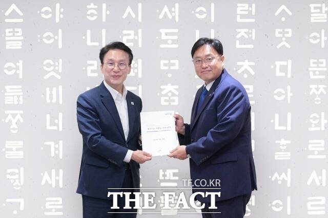 조상호 세종시장(오른쪽) 이 27일 세종시청에서 김민석 더불어민주당 대표 후보와 면담을 갖고 당 차원의 지원을 요청하고 있다. /세종시
