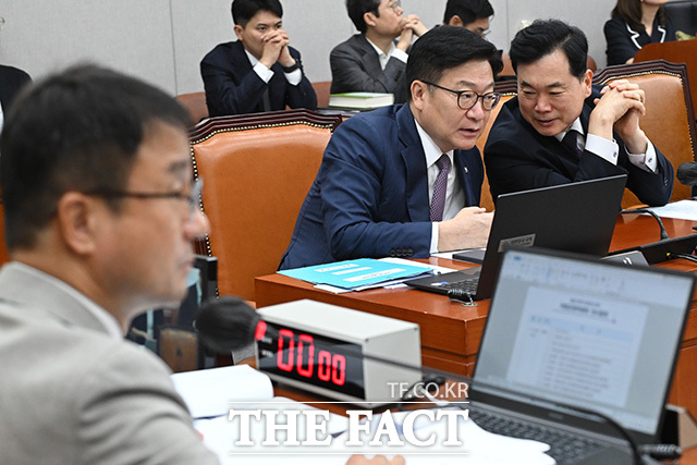 대화 나누는 정점식 국민의힘 원내대표와 김승수 야당 간사(왼쪽 두 번째부터).
