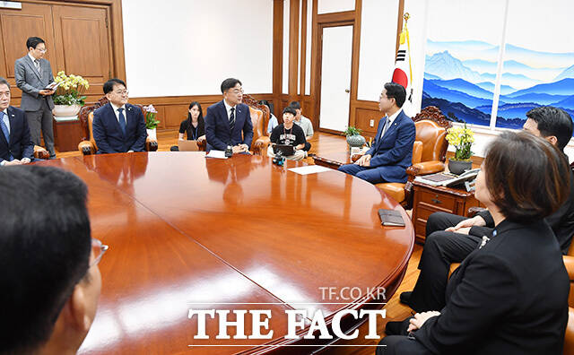 조정식 국회의장(오른쪽)과 대화 나누는 신장식 조국혁신당 대표.