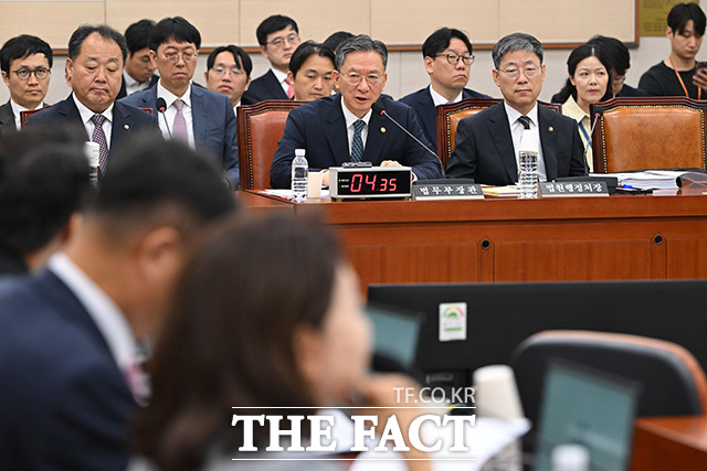 법사위 전체회의 참석해 의원 질의에 답하는 정 장관.