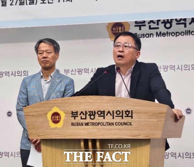 도한영 부산경실련 사무처장이 27일 부산시의회 브리핑룸에서 기자회견을 하고 있다. /손연우 기자
