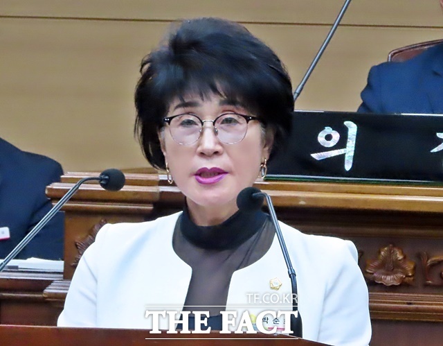 박순화 의원이 27일 부여군의회 제302회 임시회 제1차 본회의에서 자유 5분 발언을 하고 있다. /김형중 기자