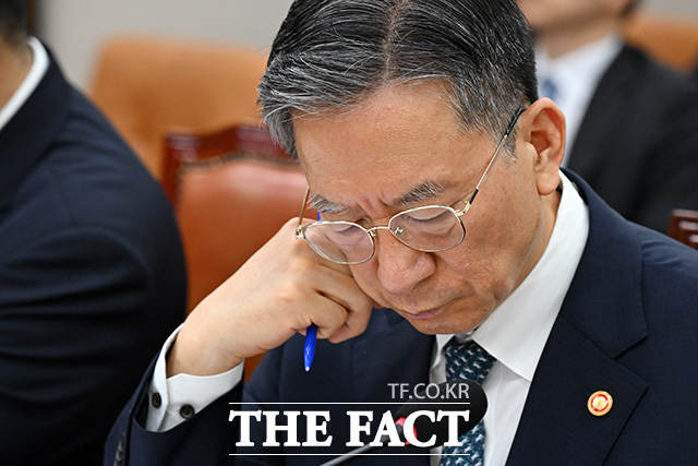 법사위 전체회의 참석해 의원 질의에 답하는 정 장관.