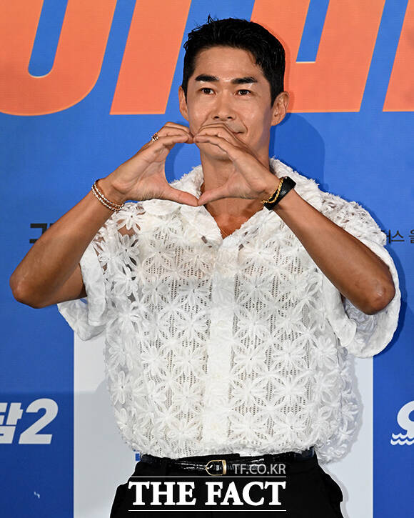 배우 이상윤, 려운, 엄정화, 박성웅, 박진주, 최수영, 배정남(왼쪽부터)가 27일 오후 서울 용산구 아이파크몰 CGV에서 열린 영화 '오케이 마담2' 언론시사회 및 기자간담회에 참석해 포즈를 취하고 있다. /박상민 기자