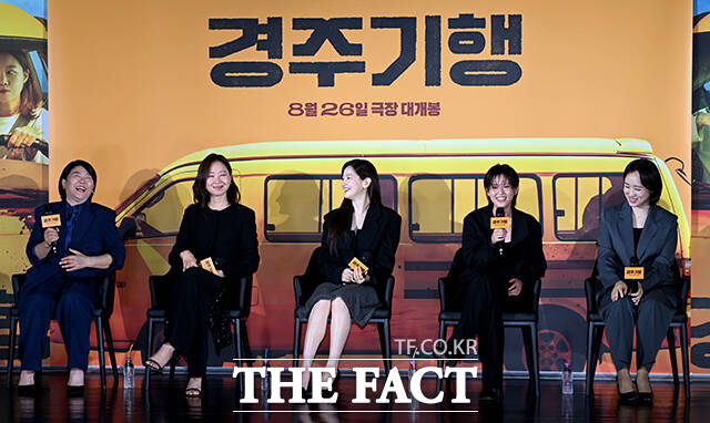 배우 공효진, 이정은, 박소담, 이연(왼쪽부터)이 27일 오전 서울 광진구 롯데시네마 건대입구점에서 열린 영화 '경주기행' 제작보고회에 참석해 포즈를 취하고 있다. /박상민 기자