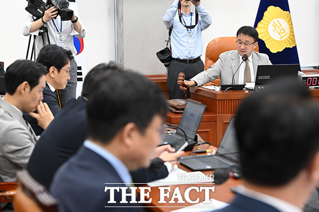 원구성 후 여야 모두 참석한 운영위 전체회의.