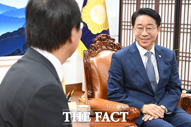 최휘영 문체부 장관 만나 대화 나누는 조정식 의장(오른쪽).