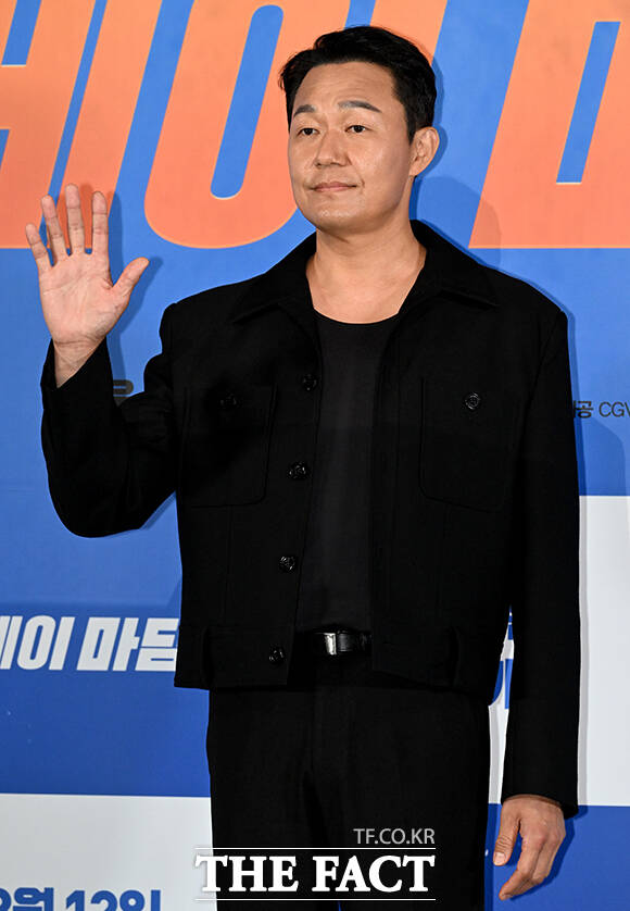 배우 이상윤, 려운, 엄정화, 박성웅, 박진주, 최수영, 배정남(왼쪽부터)가 27일 오후 서울 용산구 아이파크몰 CGV에서 열린 영화 '오케이 마담2' 언론시사회 및 기자간담회에 참석해 포즈를 취하고 있다. /박상민 기자