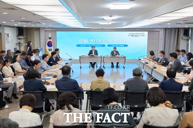오세현 아산시장이 27일 확대간부회의에서 간부들에게 역량 강화를 당부하며 회의를 진행하고 있다. /아산시