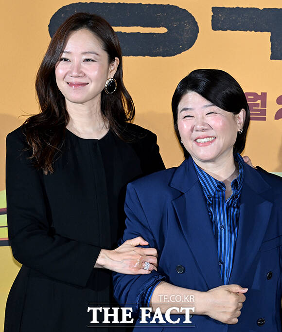 배우 공효진(왼쪽), 이정은이 새 영화 '경주기행'을 통해 모녀로 호흡을 맞춘 가운데 서로를 향한 신뢰를 드러냈다. /박상민 기자