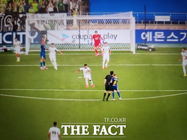지난 11일 열린 울산-전북전에서 울산 보야니치가 전북지역 박스정면에서 볼을 받기 위해 전진하다 주심과 충돌하고 있다. / 쿠팡플레이 중계화면 캡처
