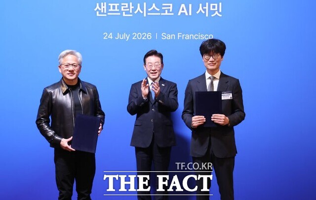 이해진 네이버 이사회 의장(오른쪽부터), 이재명 대통령, 젠슨 황 엔비디아 최고경영자가 24일(현지 시간) 미국 샌프란시스코 더 미드웨이에서 열린 샌프란시스코 AI 서밋에서 글로벌 AI 팩토리 구축을 위해 지분 투자 유치에 관한 전략적 투자협약 MOU(업무협약) 체결 후 기념 촬영을 하고 있다. /뉴시스