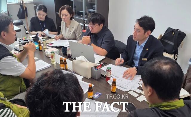 경기도의회 차유미·이건희·유호준 의원이 지난 23일 경기도의료원 노조와 정담회를 하고 있다. /경기도의회
