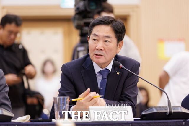 27일 중앙동행정복지센터에서 조용호 오산시장이 찾아가는 이동시장실 문을 열고 시민 의견을 청취하고 있다. /오산시