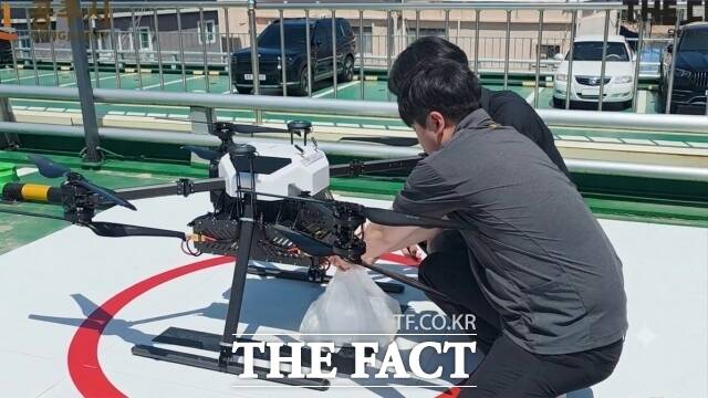 공주시가 최근 드론을 활용한 배송을 위해 시연을 준비하고 있다. /공주시