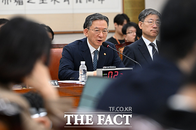법사위 전체회의 참석해 의원 질의에 답하는 정 장관.