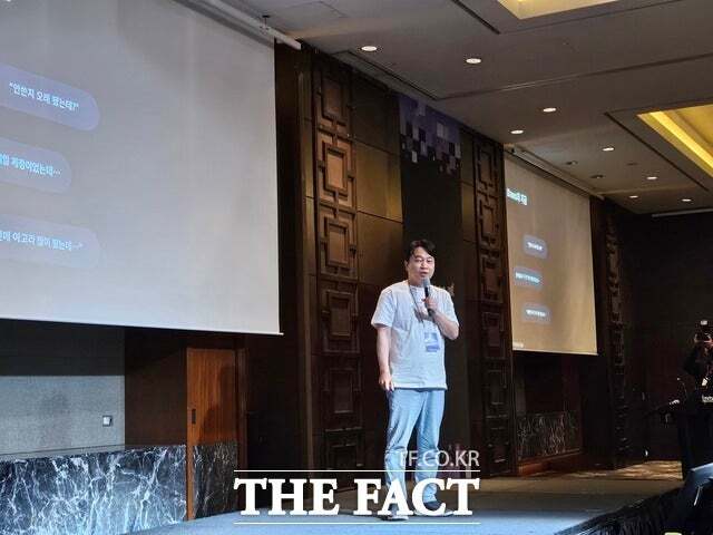 이건수 AXZ 대표가 지난 6월16일 서울 여의도 콘래드 호텔에서 열린 미디어 데이에서 '차세대 AI 포털' 전략에 대해 설명하고 있다. /최문정 기자