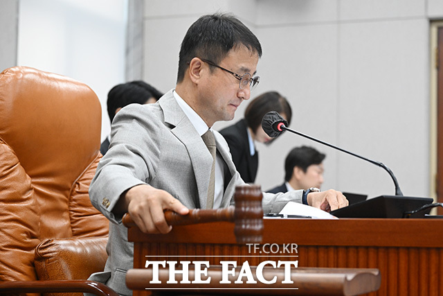 의사봉 두드리며 회의 주재하는 한병도 운영위원장.
