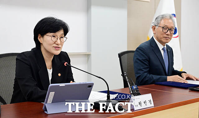 원민경 성평등가족부 장관(왼쪽)과 이상중 한국인터넷진흥원장이 27일 오후 서울 종로구 정부서울청사에서 열린 불법·유해정보 차단 등 선제적 대응을 위한 업무협약에 서명한 뒤 기념사진을 찍고 있다. /임영무 기자