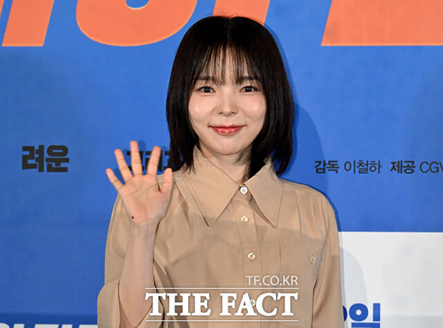 배우 이상윤, 려운, 엄정화, 박성웅, 박진주, 최수영, 배정남(왼쪽부터)가 27일 오후 서울 용산구 아이파크몰 CGV에서 열린 영화 '오케이 마담2' 언론시사회 및 기자간담회에 참석해 포즈를 취하고 있다. /박상민 기자