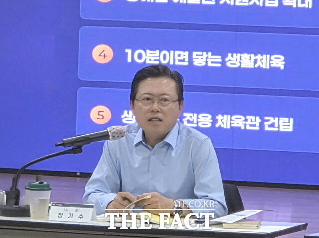 장기수 천안시장이 27일 시청 대회의실에서 열린 민선9기 첫 공약 보고회에서 부서별 77개 실천 프로젝트 추진 계획을 보고받고 있다. /정효기 기자