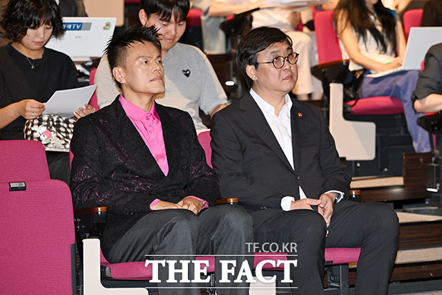박진영 대중문화교류위원회 공동위원장이 ‘2027 패노메논 추진계획 발표 기자간담회’에 참석해 발표를 하고 있다.