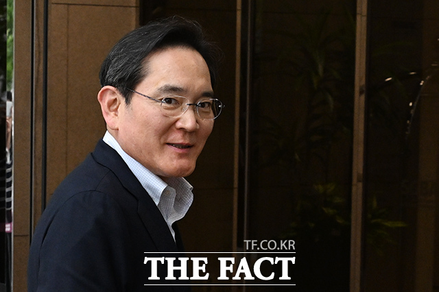 이재용 삼성전자 회장이 지난 7일 오후 미국 선밸리 콘퍼런스 참석을 위해 서울 강서구 김포국제공항 비지니스항공센터에서 미국 시애틀로 출국하고 있다. /김포공항=김성렬 기자